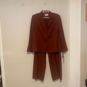 NWT Le Suit 2 piece suit. Tag says brick color Size 18. Blazer and pants.
